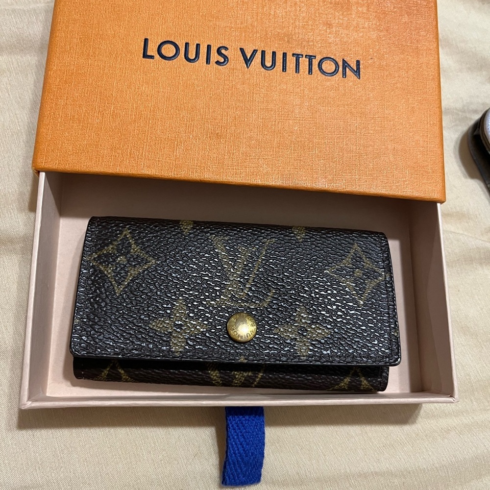 LOUIS VUITTON 
Monogram 4 Key Multicles Holder
